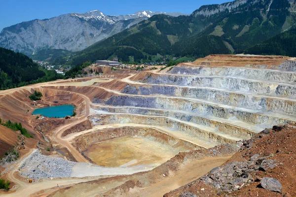 奥地利阿尔卑斯露天采矿采石场鸟瞰图 — 图库照片