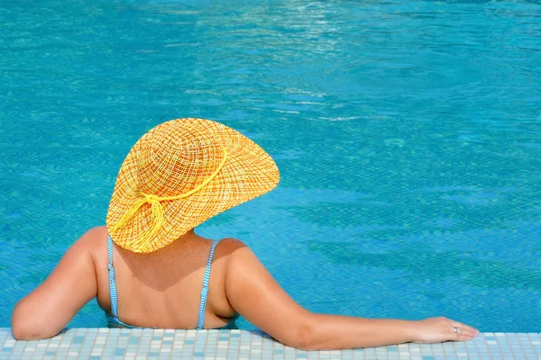 Véritable Beauté Féminine Relaxante Dans Piscine Concept Vacances Été — Photo