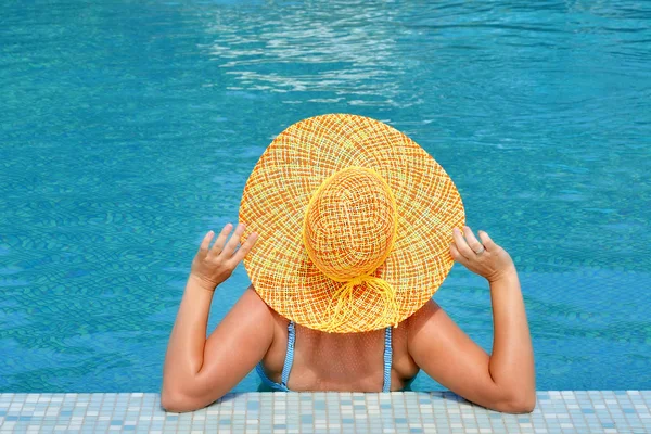 Echte Weibliche Schönheit Entspannend Schwimmbad Sommerferienkonzept — Stockfoto