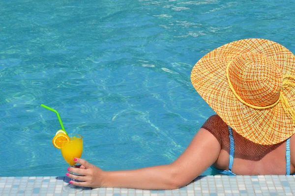 Gerçek kadın güzellik rahatlatıcı yüzme havuzunda yaz tatil kavramı