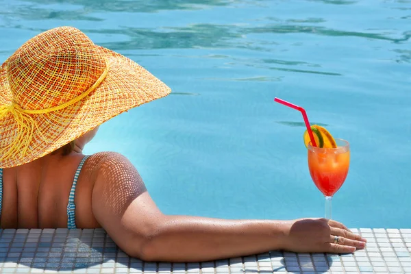 Real Beleza Feminina Relaxante Piscina Conceito Férias Verão — Fotografia de Stock