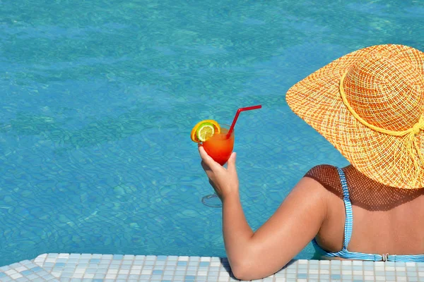 スイミング プール 夏の休暇の概念でリラックスした本物女性の美しさ — ストック写真