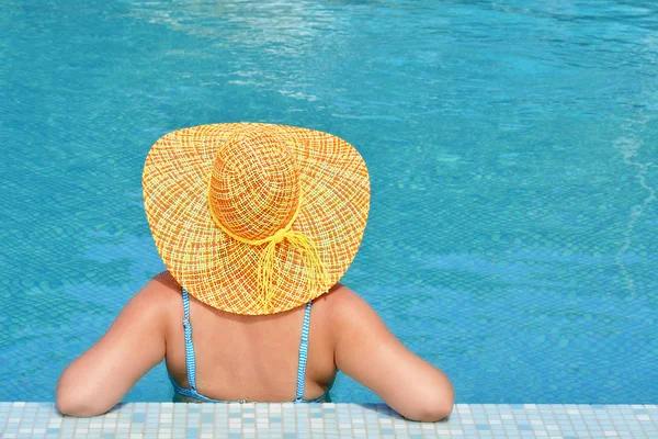 Belleza Femenina Real Relajante Piscina Concepto Vacaciones Verano —  Fotos de Stock