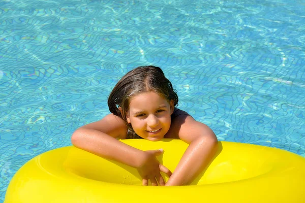 Echt Entzückende Mädchen Entspannen Schwimmbad Sommerferienkonzept — Stockfoto