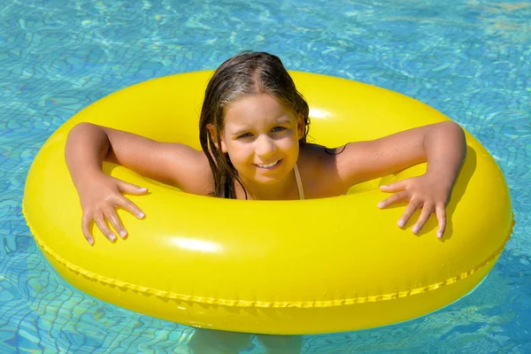 Echt Schattig Meisje Ontspannen Het Zwembad Zomer Vakantie Concept — Stockfoto