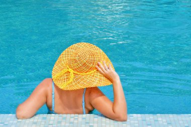 Gerçek kadın güzellik rahatlatıcı yüzme havuzunda yaz tatil kavramı