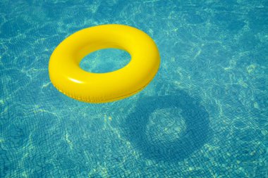 Yaz tatil kavramı yüzme havuzunda yüzen renkli şişme tüp