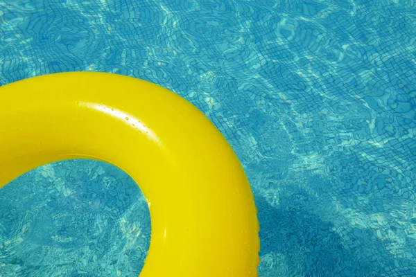 Bunte Aufblasbare Röhre Schwimmt Schwimmbad Sommerferienkonzept — Stockfoto