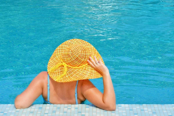 Echte Weibliche Schönheit Entspannend Schwimmbad Sommerferienkonzept — Stockfoto