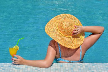 Gerçek kadın güzellik rahatlatıcı yüzme havuzunda yaz tatil kavramı