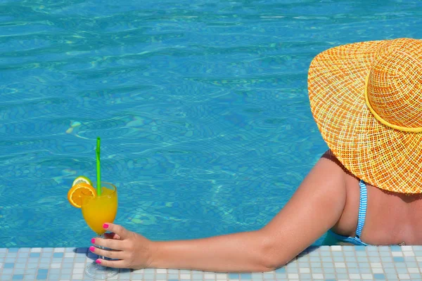 スイミング プール 夏の休暇の概念でリラックスした本物女性の美しさ — ストック写真