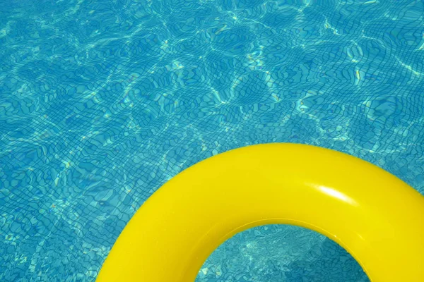 Colorido Tubo Inflable Flotando Piscina Concepto Vacaciones Verano — Foto de Stock