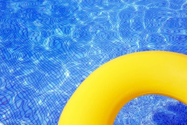 Yaz tatil kavramı yüzme havuzunda yüzen renkli şişme tüp