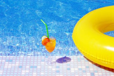 Yüzme Havuzu, yaz tatil kavramı yakın kokteyl içki