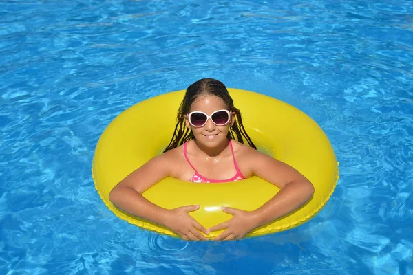 Echt Schattig Meisje Ontspannen Het Zwembad Zomer Vakantie Concept — Stockfoto