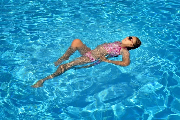 Verdadeiro Adorável Menina Relaxante Piscina Conceito Férias Verão — Fotografia de Stock