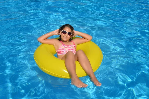 Çok tatlı bir kız, yüzme havuzunda dinleniyor, yaz tatili konsepti.