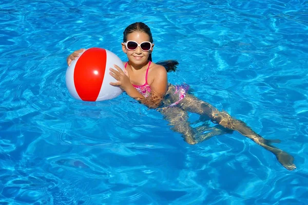 Πραγματικά Αξιολάτρευτο Κορίτσι Χαλαρώνοντας Στην Πισίνα Καλοκαιρινές Διακοπές Έννοια — Φωτογραφία Αρχείου