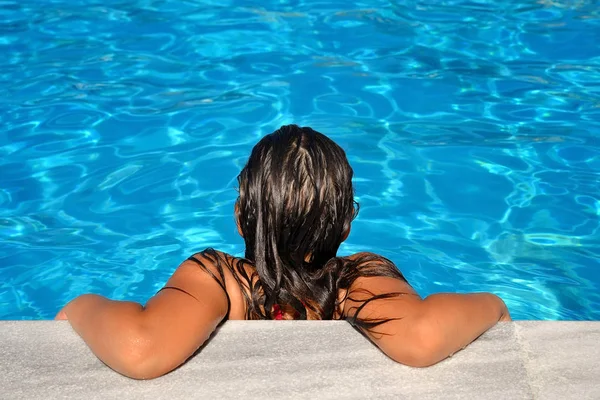 Rigtig Sød Pige Afslappende Swimmingpool Sommerferie Koncept - Stock-foto