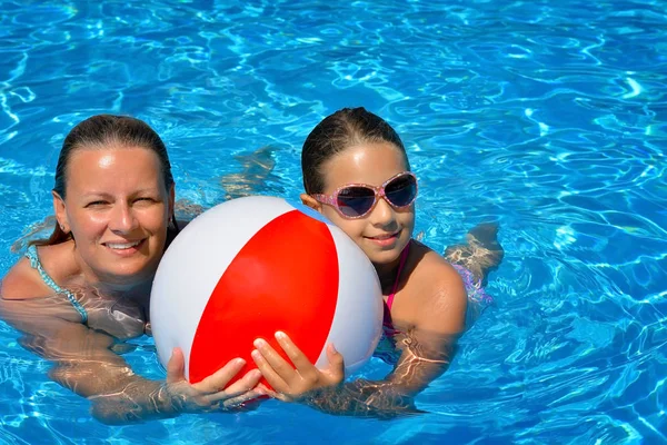 母亲和女儿在游泳池里放松 — 图库照片