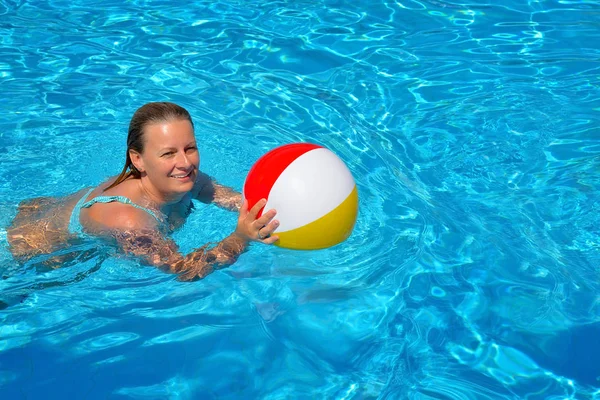 Echte Weibliche Schönheit Entspannend Schwimmbad Sommerferienkonzept — Stockfoto