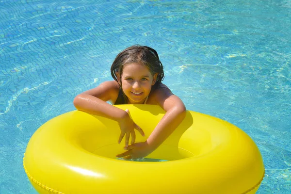 Echt Entzückende Mädchen Entspannen Schwimmbad Sommerferienkonzept — Stockfoto