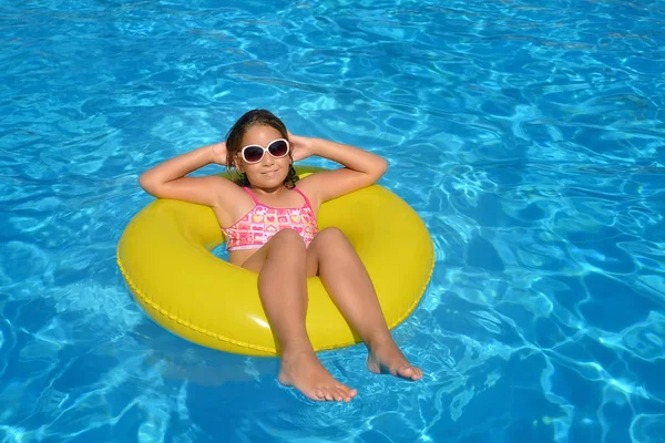 Echt Schattig Meisje Ontspannen Het Zwembad Zomer Vakantie Concept — Stockfoto