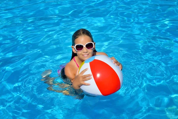 Véritable Adorable Fille Relaxante Dans Piscine Concept Vacances Été — Photo