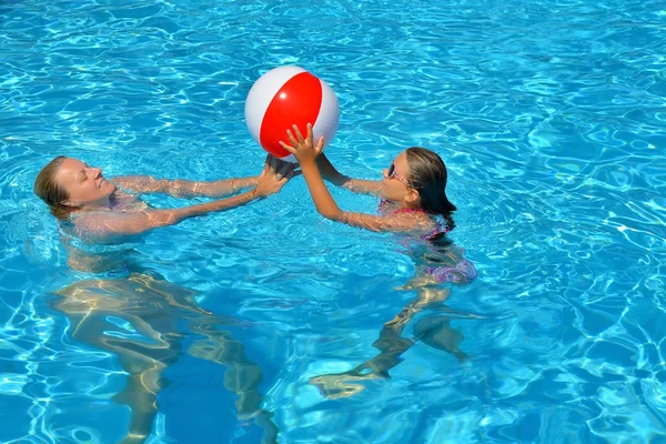 Svärmor Avkopplande Pool Med Hennes Dotter — Stockfoto