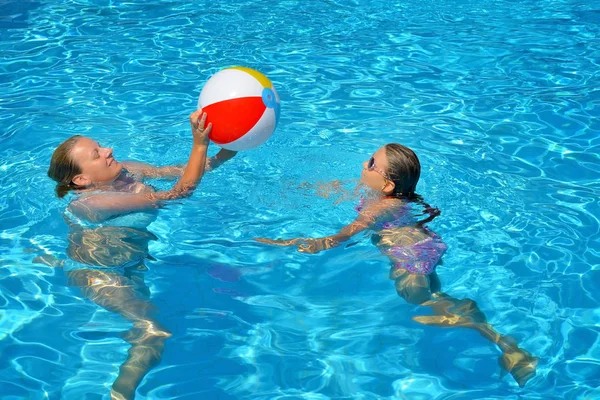 Mãe Relaxante Piscina Com Sua Filha — Fotografia de Stock