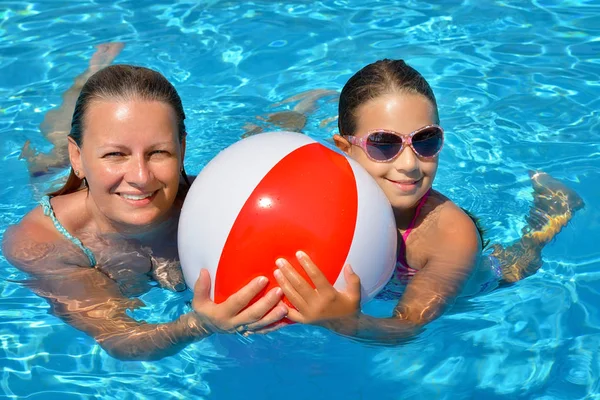 Anne Kızıyla Birlikte Yüzme Havuzunda Rahatlatıcı — Stok fotoğraf