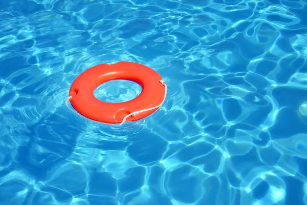 五颜六色的救生员管漂浮在游泳池 暑假概念 — 图库照片