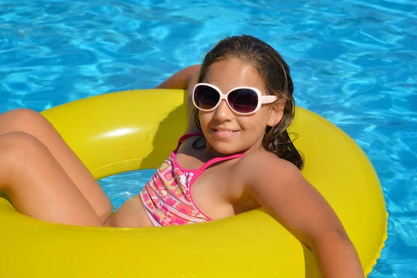 Chica Adorable Real Relajarse Piscina Concepto Vacaciones Verano — Foto de Stock
