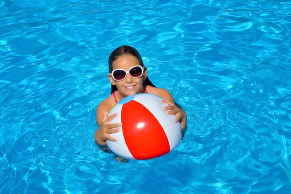 Echt Schattig Meisje Ontspannen Het Zwembad Zomer Vakantie Concept — Stockfoto