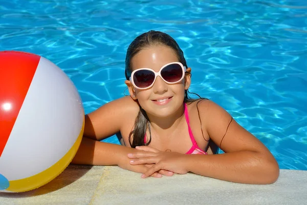 Echt Schattig Meisje Ontspannen Het Zwembad Zomer Vakantie Concept — Stockfoto