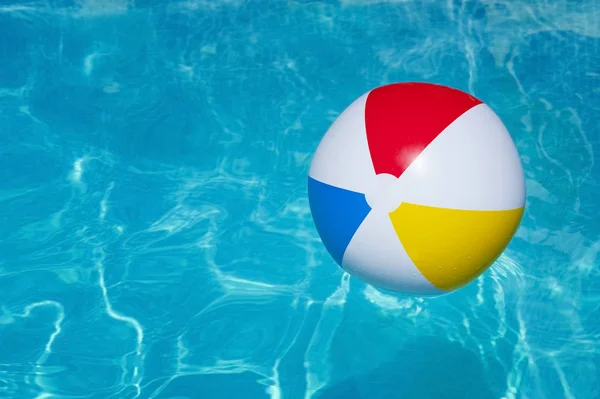Bola Inflable Colorida Flotando Piscina Concepto Vacaciones Verano — Foto de Stock