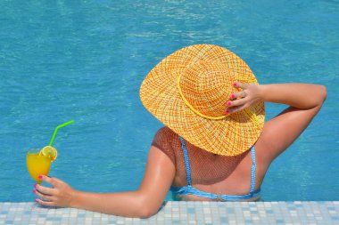 Gerçek kadın güzellik rahatlatıcı yüzme havuzunda yaz tatil kavramı