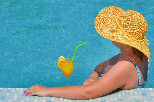 Echte Vrouwelijke Schoonheid Ontspannen Het Zwembad Zomer Vakantie Concept — Stockfoto