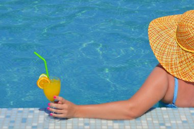 Gerçek kadın güzellik rahatlatıcı yüzme havuzunda yaz tatil kavramı