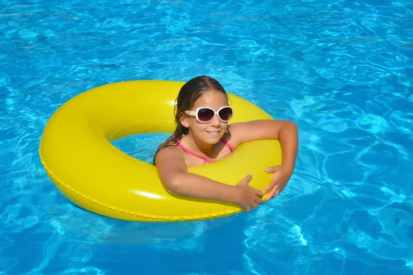 Véritable Adorable Fille Relaxante Dans Piscine Concept Vacances Été — Photo