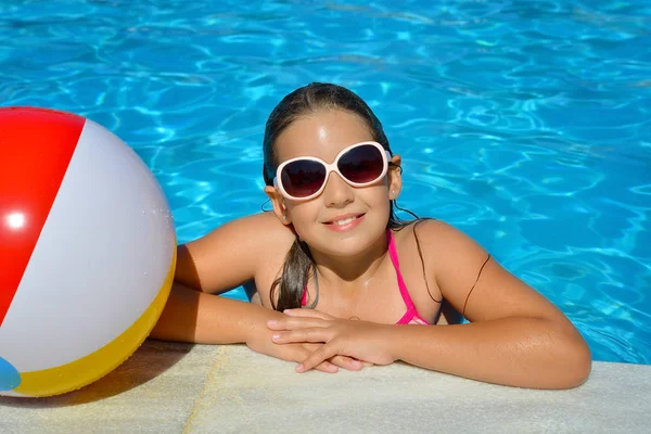 Véritable Adorable Fille Relaxante Dans Piscine Concept Vacances Été — Photo