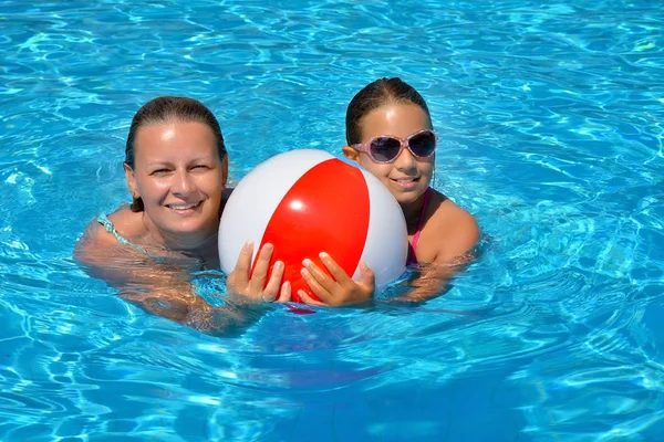 Madre Rilassante Piscina Con Sua Figlia — Foto Stock