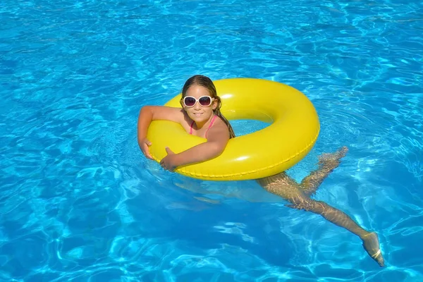 Настоящая восхитительная девушка, отдыхающая в бассейне — стоковое фото