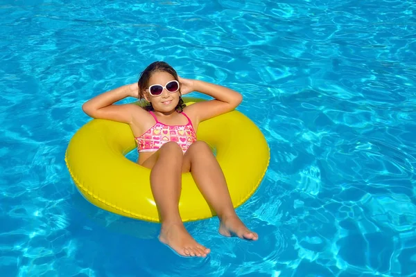 Real adorável menina relaxante na piscina — Fotografia de Stock