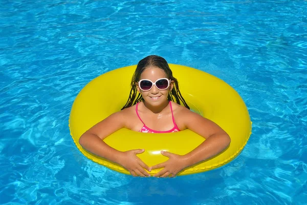 Echt schattig meisje ontspannen in het zwembad — Stockfoto