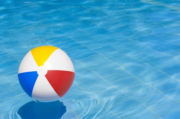 Färgglada uppblåsbara bollen flyter i poolen, — Stockfoto