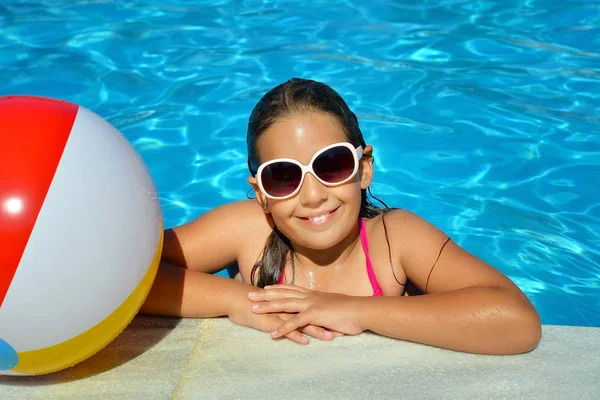 Chica adorable real relajarse en la piscina — Foto de Stock
