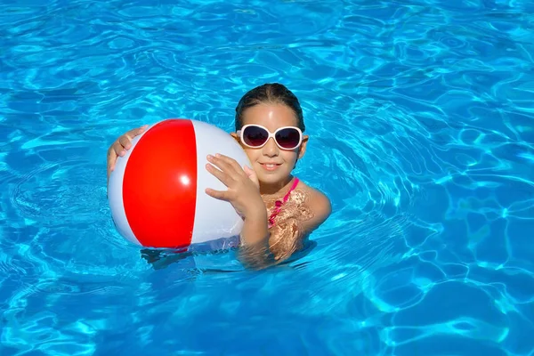 Véritable adorable fille se détendre dans la piscine — Photo