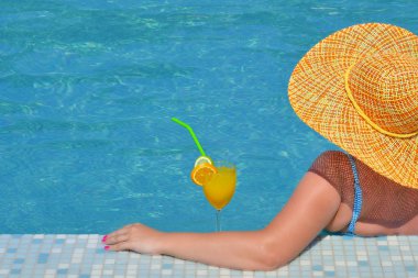 gerçek kadın güzellik yüzme havuzunda rahatlatıcı