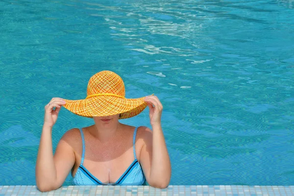 Véritable beauté féminine relaxante dans la piscine — Photo